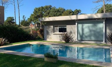 CASA PINAMAR NORTE CON PISCINA CLIMATIZADA
