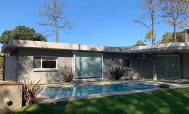 CASA PINAMAR NORTE CON PISCINA CLIMATIZADA
