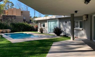 CASA PINAMAR NORTE CON PISCINA CLIMATIZADA