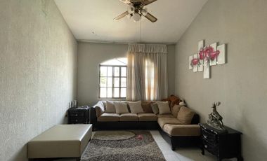 COSTA DE ORO, Casa en VENTA con 2 recamaras en PLANTA BAJA, ALBERCA, salon de eventos, cuarto de servicio