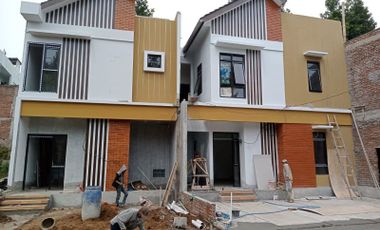 Rumah 2 lantai + kolam renang murah strategis Cihanjuang Cimahi Bandung