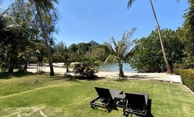 Stunning Beachfront Villa with 3 Bedrooms