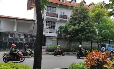 Rumah kos 3 lantai nol jalan merr Cocok untuk investasi , Strategis
