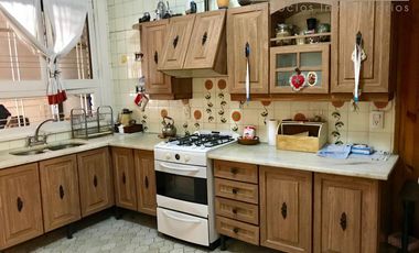 Chalet ubicado en inmejorable barrio a 300 metros de la estación.