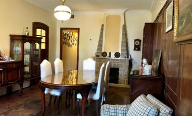 Chalet ubicado en inmejorable barrio a 300 metros de la estación.