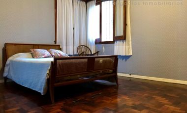 Chalet ubicado en inmejorable barrio a 300 metros de la estación.