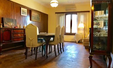 Chalet ubicado en inmejorable barrio a 300 metros de la estación.