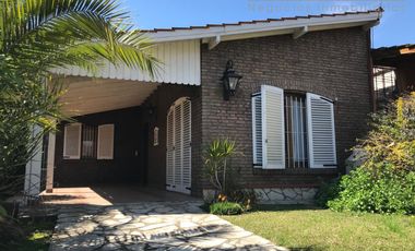 Chalet ubicado en inmejorable barrio a 300 metros de la estación.