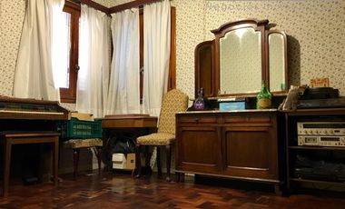 Chalet ubicado en inmejorable barrio a 300 metros de la estación.