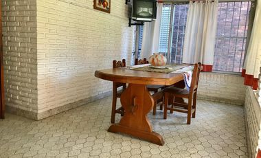 Chalet ubicado en inmejorable barrio a 300 metros de la estación.