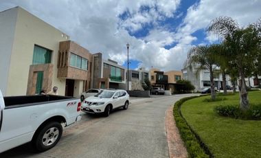 ¡OPORTUNIDAD! CASA SUPER AMPLIA Y HERMOSOS ACABADOS EN VALLE DE ALTOZANO