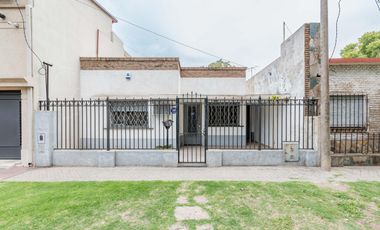 VENTA: Casa de 2 dormitorios con jardín en Barrio Azcuénaga, Rosario.