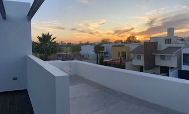 CASA EN VENTA EN RANCHO SANTA MONICA AGUASCALIENTES JUNTO A CAMPO DE GOLF