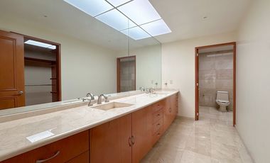 Casa en Interlomas – 4 recámaras con vestidor y baño