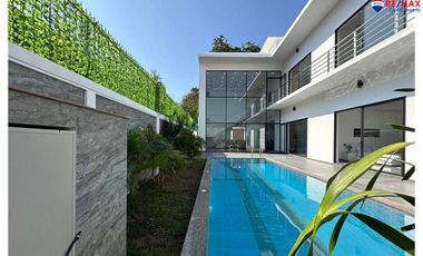 The newest Modern Pool Villa in Pratumnak