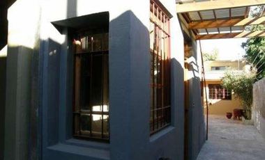 Casa en ph con pasillo propio  de 3 o 4 ambiente  Galpón de 41 m2 con baño Terraza con galponcito  Patios , uno techado  Lavadero