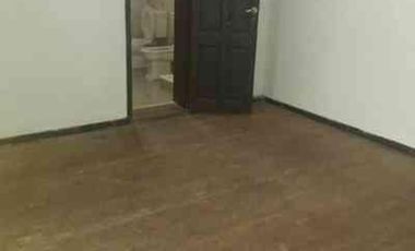 Casa en ph con pasillo propio  de 3 o 4 ambiente  Galpón de 41 m2 con baño Terraza con galponcito  Patios , uno techado  Lavadero