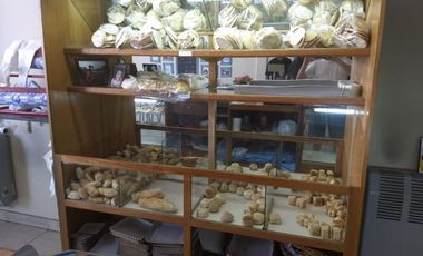 Panadería y confitería. Ituzaingo centro lado norte. Tamaño 7x20