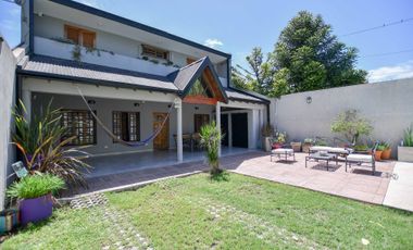 CASA VENTA EN GONNET 3 DORMITORIOS PARQUE Y PILETA