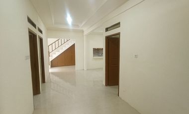 Rumah 3 Kamar 10 Menit ke Plaza Taman Harapan Baru Siap Huni J-39909