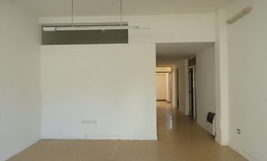 En Venta o Alquiler - Amplio Local a La Calle en Pleno Puerto