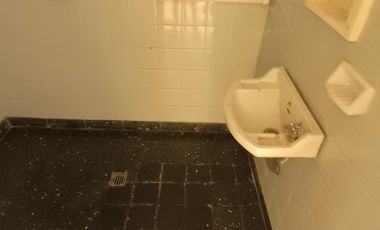 En Venta o Alquiler - Amplio Local a La Calle en Pleno Puerto