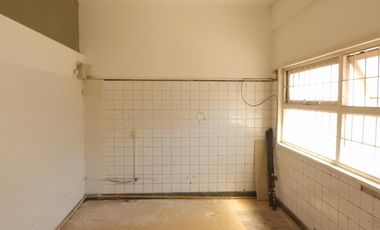 En Venta o Alquiler - Amplio Local a La Calle en Pleno Puerto