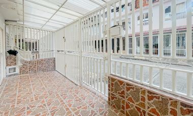 VENTA CASA TRES PISOS CON TERRAZA UNIFAMILIAR PALMIRA. Cod V10530