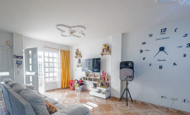 VENTA CASA TRES PISOS CON TERRAZA UNIFAMILIAR PALMIRA. Cod V10530