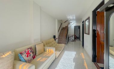 VENTA CASA TRES PISOS CON TERRAZA UNIFAMILIAR PALMIRA. Cod V10530