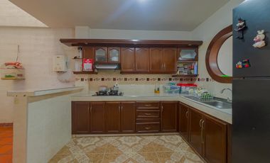 VENTA CASA TRES PISOS CON TERRAZA UNIFAMILIAR PALMIRA. Cod V10530