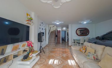VENTA CASA TRES PISOS CON TERRAZA UNIFAMILIAR PALMIRA. Cod V10530