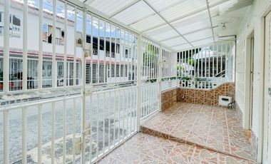 VENTA CASA TRES PISOS CON TERRAZA UNIFAMILIAR PALMIRA. Cod V10530