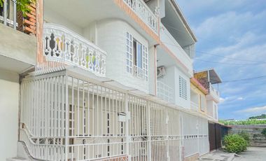 VENTA CASA TRES PISOS CON TERRAZA UNIFAMILIAR PALMIRA. Cod V10530