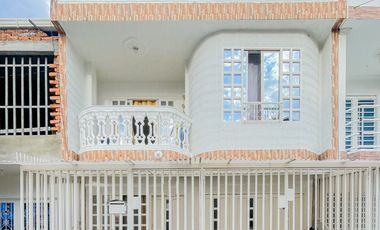 VENTA CASA TRES PISOS CON TERRAZA UNIFAMILIAR PALMIRA. Cod V10530