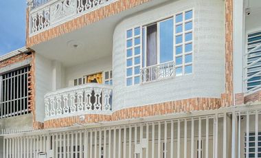 VENTA CASA TRES PISOS CON TERRAZA UNIFAMILIAR PALMIRA. Cod V10530