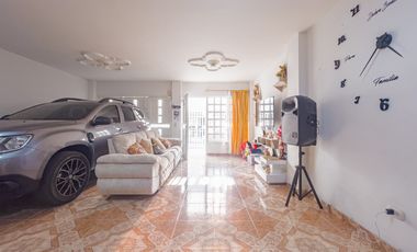 VENTA CASA TRES PISOS CON TERRAZA UNIFAMILIAR PALMIRA. Cod V10530