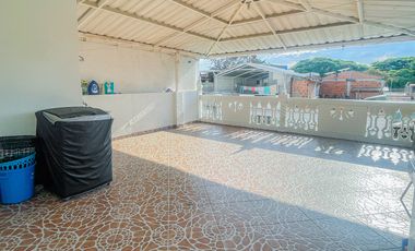 VENTA CASA TRES PISOS CON TERRAZA UNIFAMILIAR PALMIRA. Cod V10530