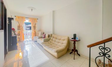 VENTA CASA TRES PISOS CON TERRAZA UNIFAMILIAR PALMIRA. Cod V10530