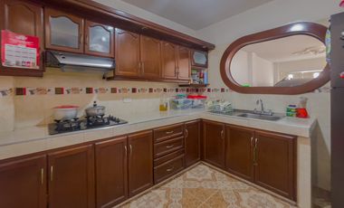 VENTA CASA TRES PISOS CON TERRAZA UNIFAMILIAR PALMIRA. Cod V10530