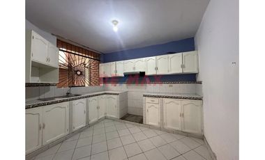 Venta De Casa En Esquina De 202 M² Con 2 Pisos + Proyección A 3° – Las Delicias De Moche