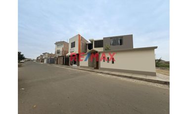 Venta De Casa En Esquina De 202 M² Con 2 Pisos + Proyección A 3° – Las Delicias De Moche