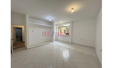 Venta De Casa En Esquina De 202 M² Con 2 Pisos + Proyección A 3° – Las Delicias De Moche