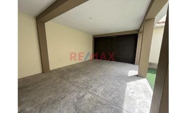 Venta De Casa En Esquina De 202 M² Con 2 Pisos + Proyección A 3° – Las Delicias De Moche