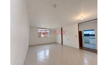 Venta De Casa En Esquina De 202 M² Con 2 Pisos + Proyección A 3° – Las Delicias De Moche