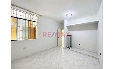 Venta De Casa En Esquina De 202 M² Con 2 Pisos + Proyección A 3° – Las Delicias De Moche