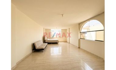 Venta De Casa En Esquina De 202 M² Con 2 Pisos + Proyección A 3° – Las Delicias De Moche