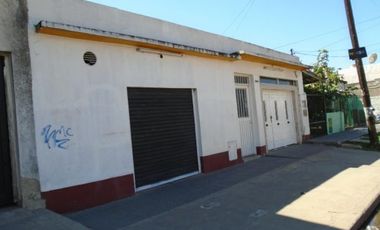 CLAYPOLE: CASA CON GARAGE Y AMPLIO FONDO , CON LOCAL