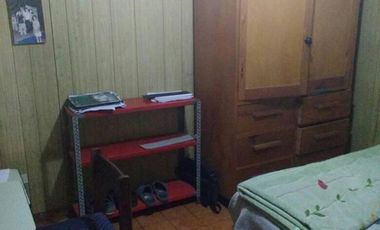CLAYPOLE: CASA CON GARAGE Y AMPLIO FONDO , CON LOCAL