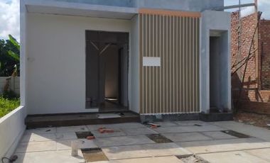 RUMAH DI JUAL DI JL SIMPANG TIGA DP 50 JT